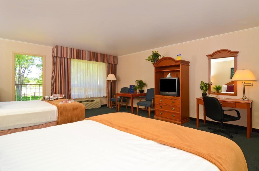 Red Arrow Inn & Suites, A Travelodge By Wyndham Монтроз Экстерьер фото
